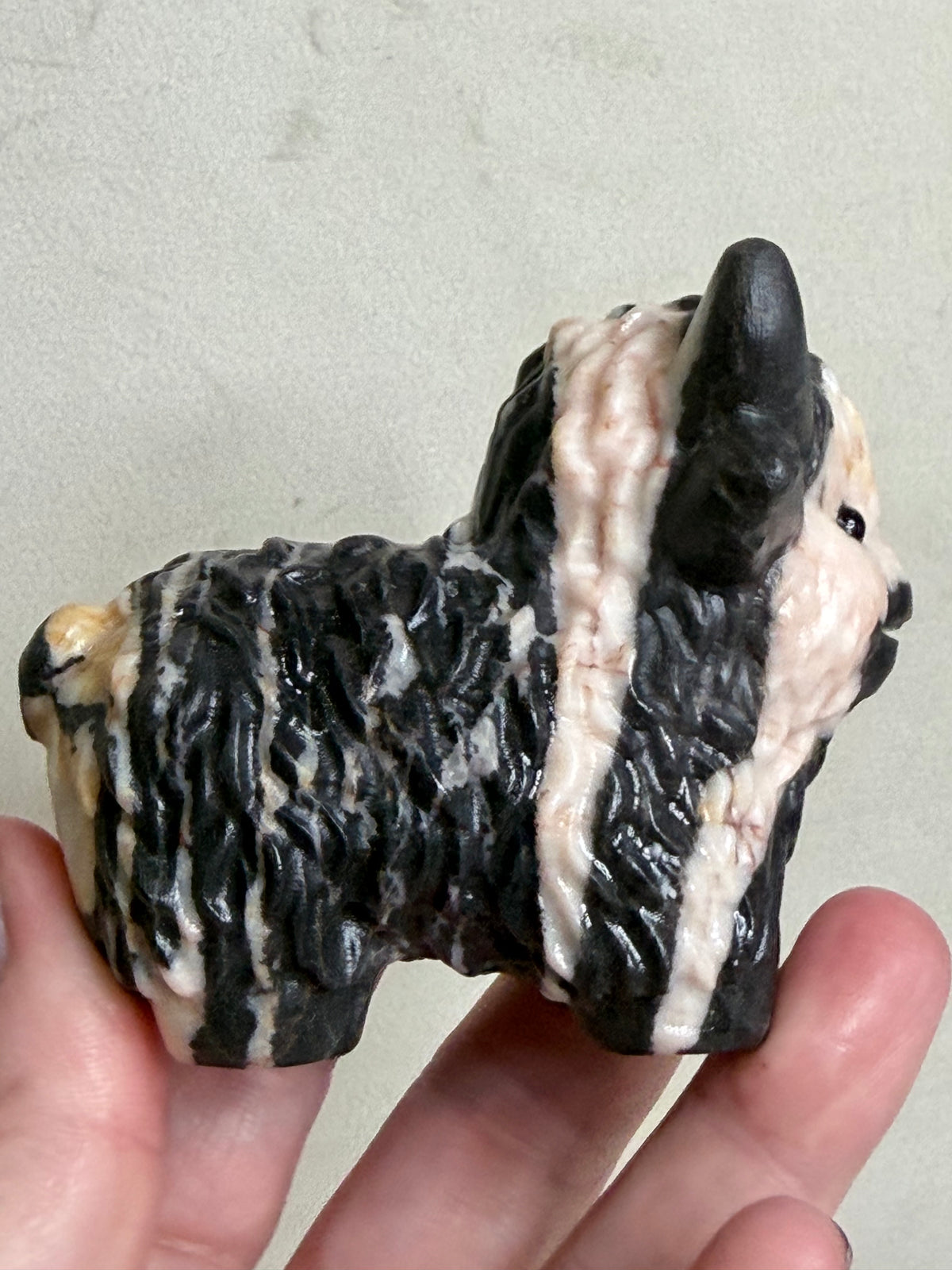 Pink Zebra Stone Highland Cow Carving – Pink & Cream, 8 cm
