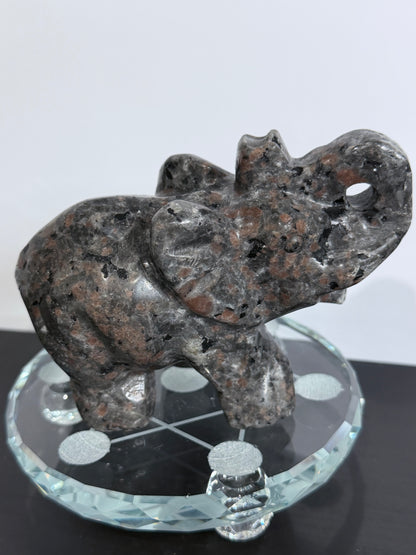 Yooperlite Elephant Carving – UV Reactive B - 562g 12cm