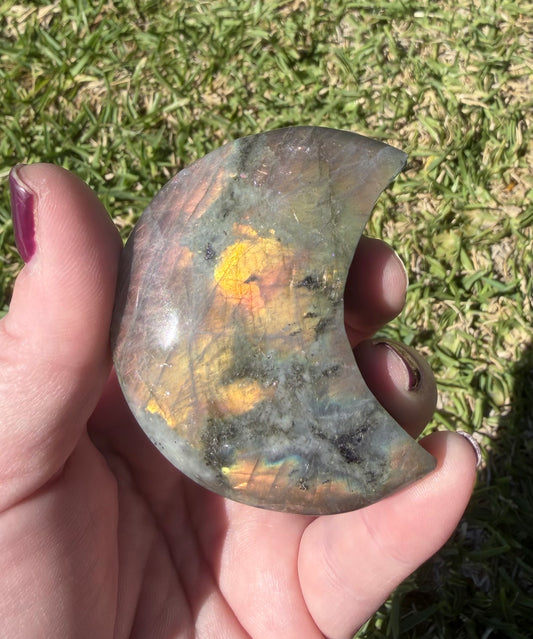 Labradorite Crescent Moon Carving – 100g / 6.2cm