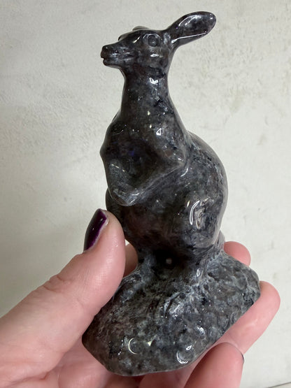 Yooperlite Kangaroo Crystal Carving – 10cm