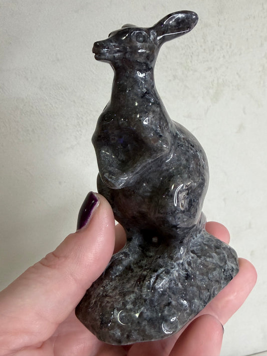 Yooperlite Kangaroo Crystal Carving – 10cm