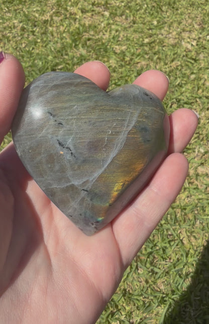 Labradorite High Flash Heart Carving – 208g (7.3 x 6.8cm)