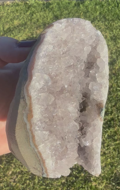 Amethyst Geode – 875 g (11 × 7.6 cm)