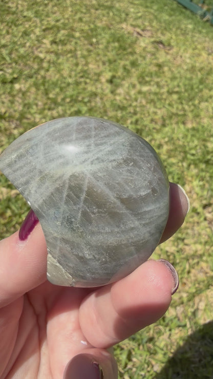 Labradorite Crescent Moon – 68g / 4.8cm