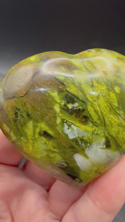 Green Opal Heart 157g (6.8 x 5.8cm)